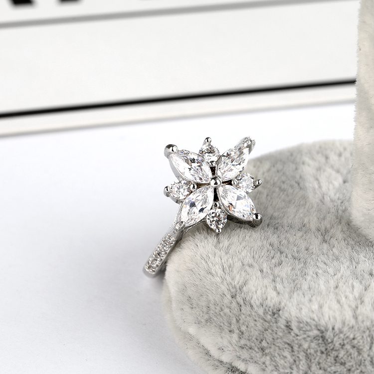 Transparent Zircon 925 Silver Ring Featuring Refined Shimmer Suitable for Elegant Minimal or Romantic Styling